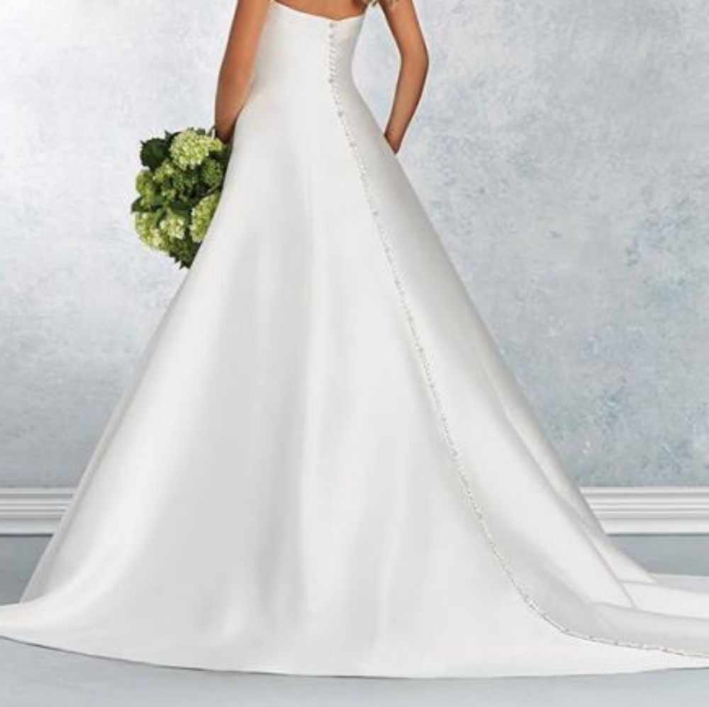 Strapless wedding dress